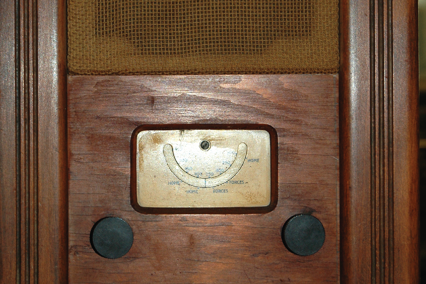 The front of a vintage radio