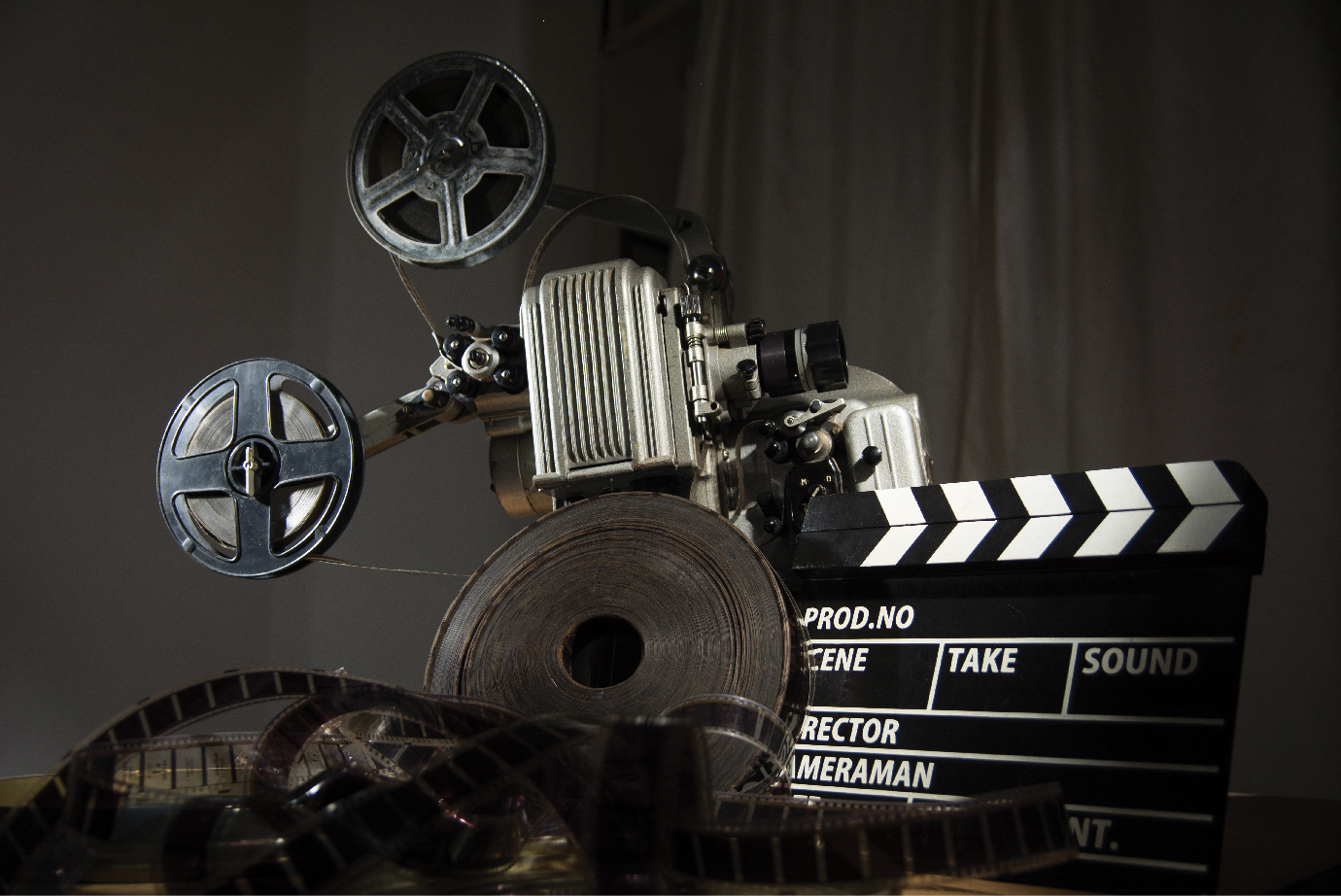 A picture of a movie camera and a clapboard.