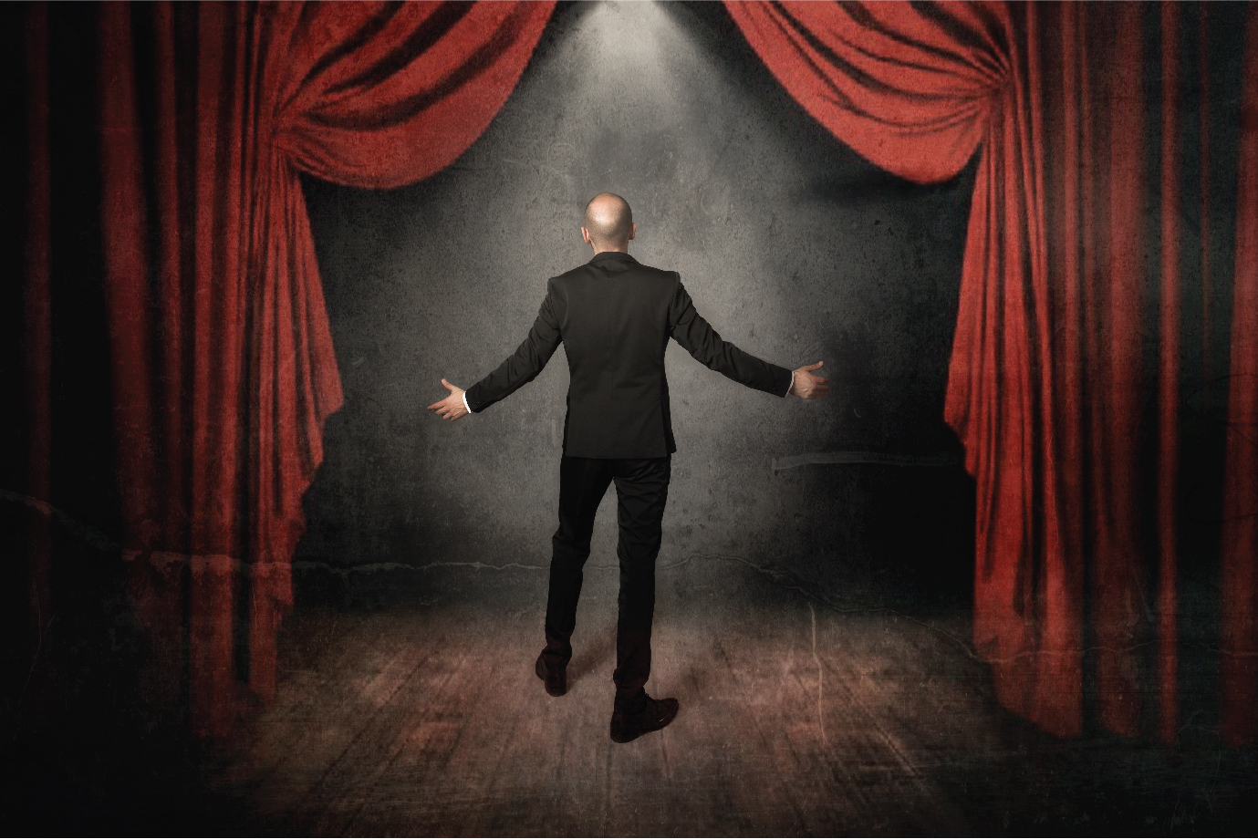 A tenor entering the stage